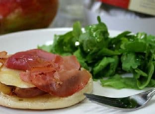 Broiled Pear and Prosciutto Toasts