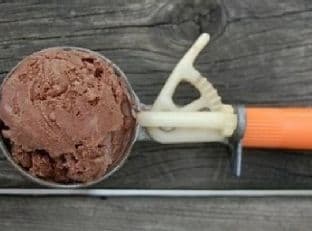 Creamy egg-less chocolate ice cream with chocolate chip cookies